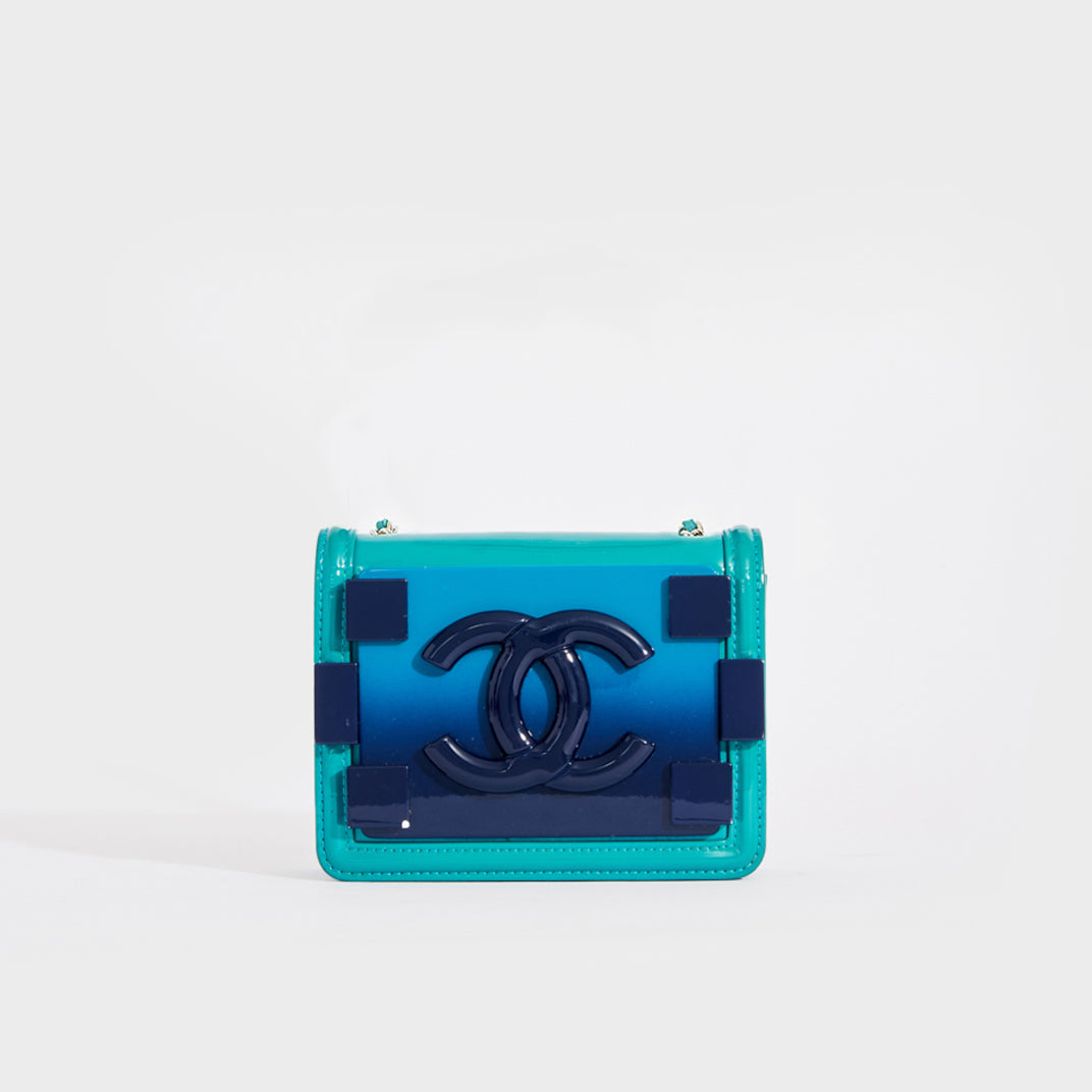 Chanel Turquoise Logo and Clear PVC Tote – Dina C's Fab and Funky  Consignment Boutique
